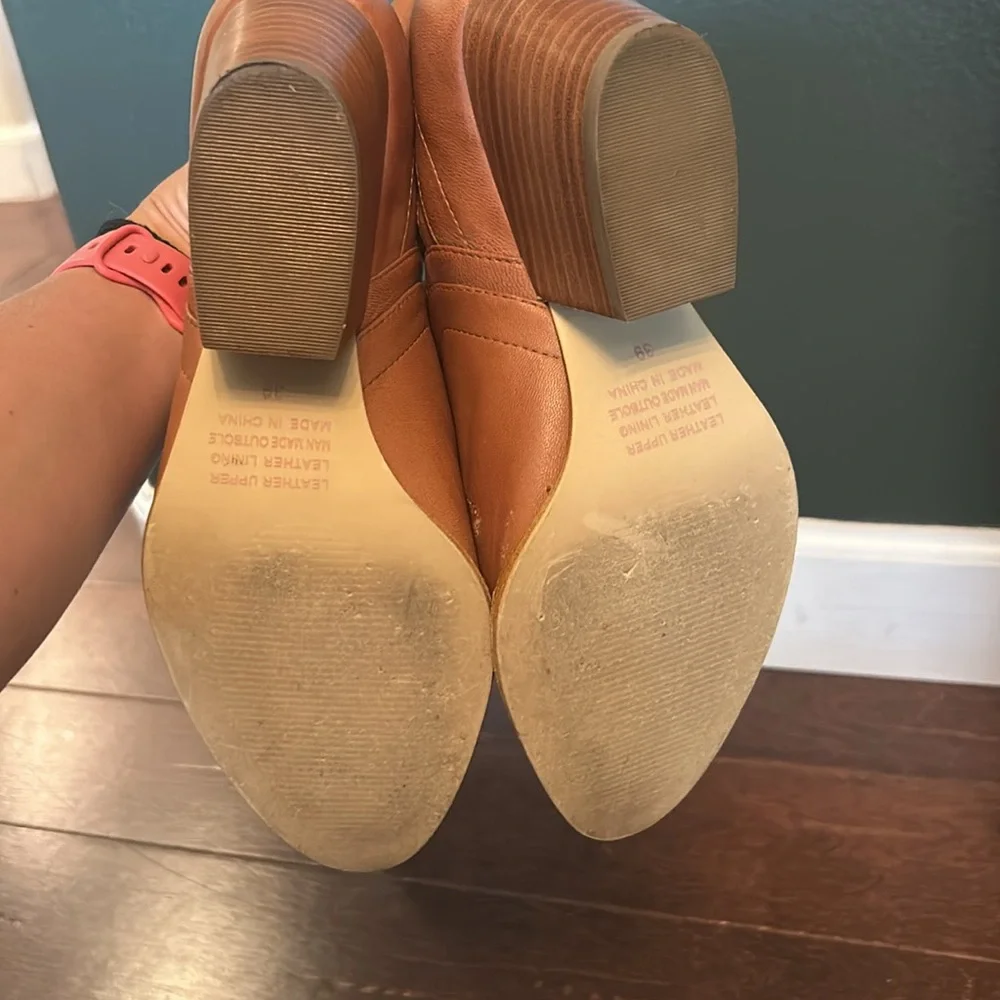 Good condition Silent D Winifred Side-Cut Booties 8.5